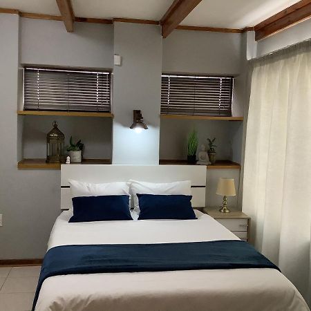 Impala Suite -Entire Unit- 2 Bedroom With 1 Ensuite Bathroom Лейдисмит Екстериор снимка
