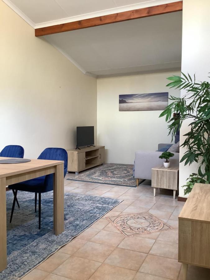 Impala Suite -Entire Unit- 2 Bedroom With 1 Ensuite Bathroom Лейдисмит Екстериор снимка