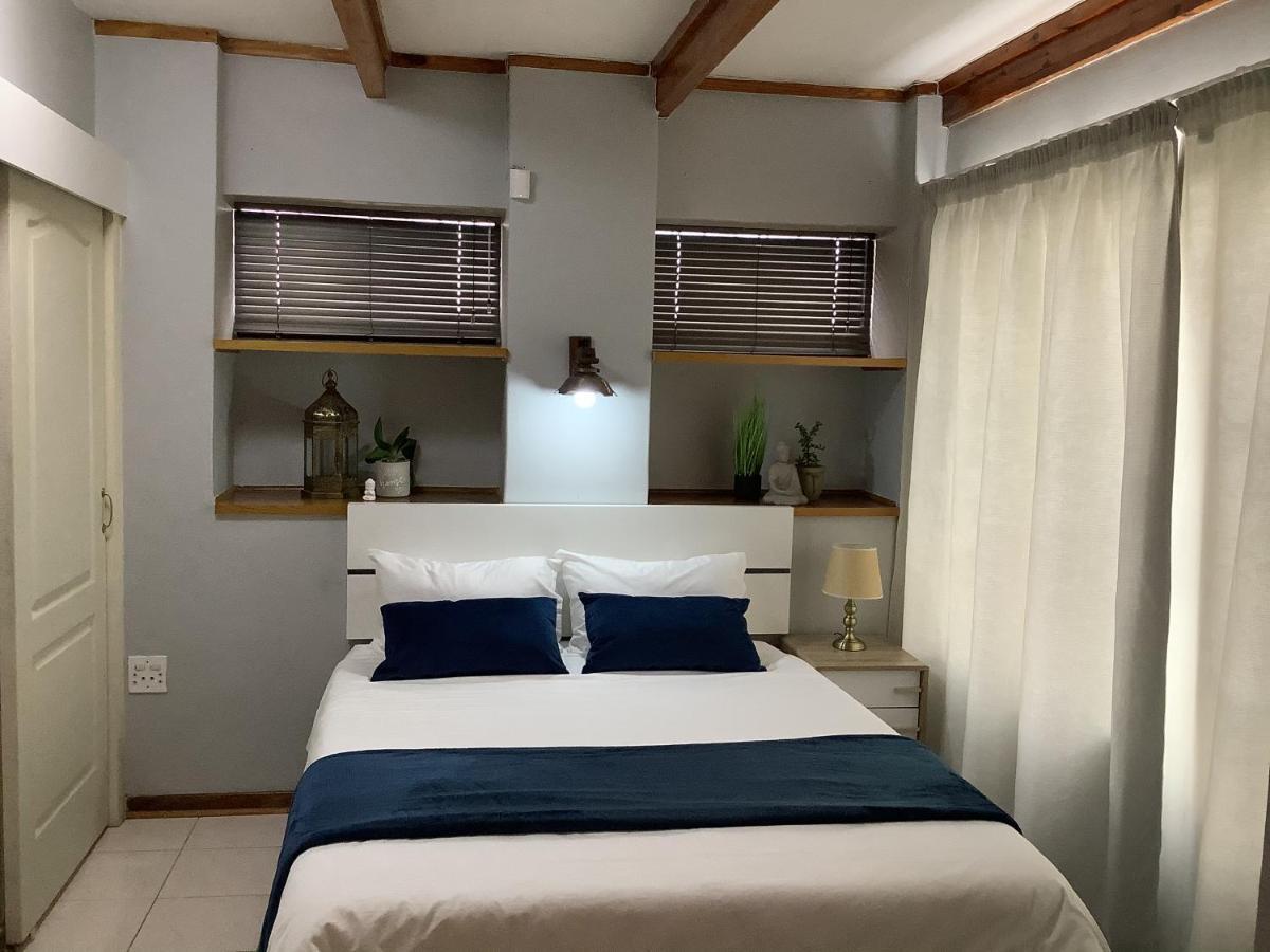 Impala Suite -Entire Unit- 2 Bedroom With 1 Ensuite Bathroom Лейдисмит Екстериор снимка