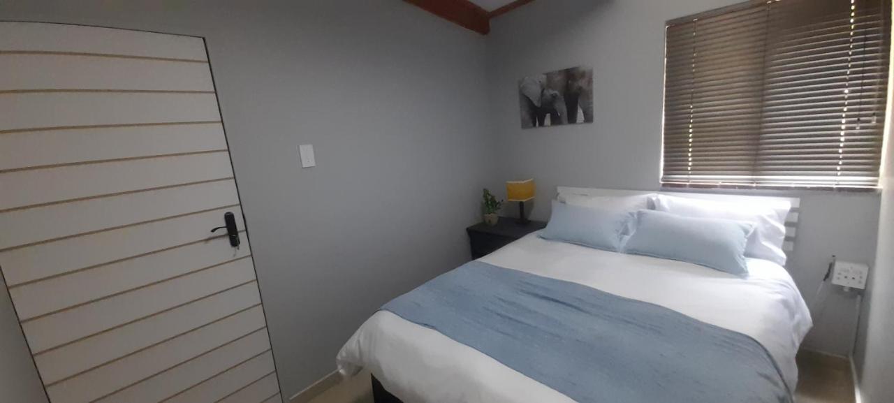 Impala Suite -Entire Unit- 2 Bedroom With 1 Ensuite Bathroom Лейдисмит Екстериор снимка